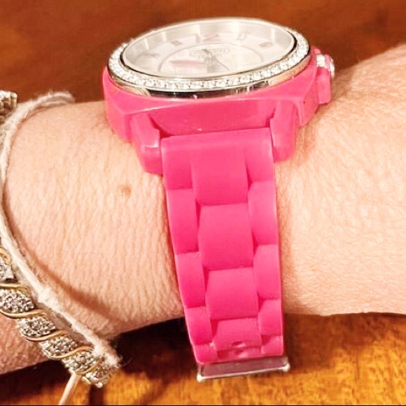 COACH:EUC BOYFRIEND WATCH, GREAT CONDITION, FUCHSIA SILICONE BAND W/GEMS CROWN - Picture 3 of 6